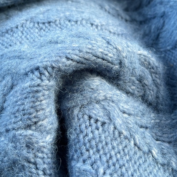 Cropped Cable knit sweater light blue sized small wool blend sweater vneck - Picture 3 of 9